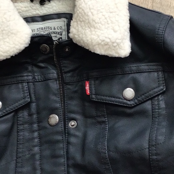 Levi's Women's Sherpa Faux Leather Trucker Jacket🎀 - Picture 5 of 9